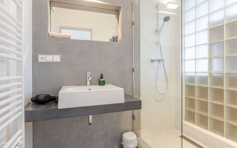 Klinovec Meadows Residence: Interior Design, Pavimentazione, Parete, Bagno, Pavimento, Idraulico Fixture, Soffitto, Casa, Idraulico, Camera