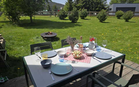 Klinovec Meadows Residence: Mobilia, Tavolo, Mobili Da Esterno, Sedia, Tavolo Esterno, Cucina & Sala Da Pranzo Tavolo, Ristorante, Tavolino Da Caffè, Serveware, Giardino