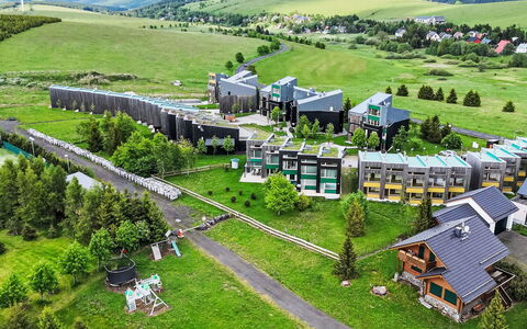 Klinovec Meadows Residence: Casa, Lotto, Giardino, Prato, Estate, Prato, Cortile, Landscaping, Sobborgo, Eco Hotel