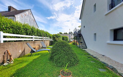 Ty Pjp: Zona Residenziale, Casa, Architettura, Casa, Giardino, Groundcover, Villetta, Prato, Landscaping, Cortile