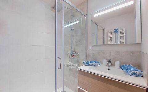 Ty Pjp: Pavimentazione, Idraulico Fixture, Pavimento, Interior Design, Bagno, Idraulico, Specchio, Rubinetto, Mobiletto Del Bagno, Lavello