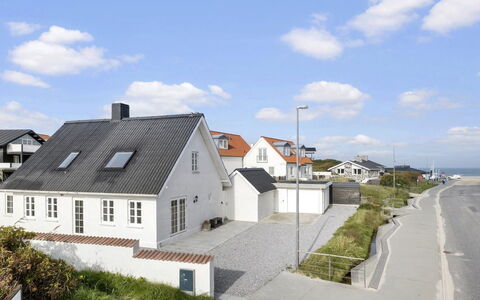 Edin - 100M from the Sea: Costruzione, Finestra, Casa, Casa, Tetto, Zona Residenziale, Architettura, Villetta, Pendenza