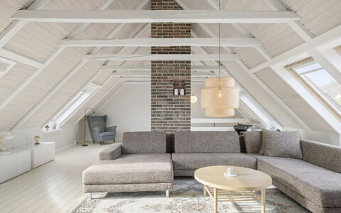 Edin - 100M from the Sea: Pavimentazione, Interior Design, Legna, Pavimento, Soffitto, Mobilia, Lampada, Illuminazione, Architettura, Soggiorno