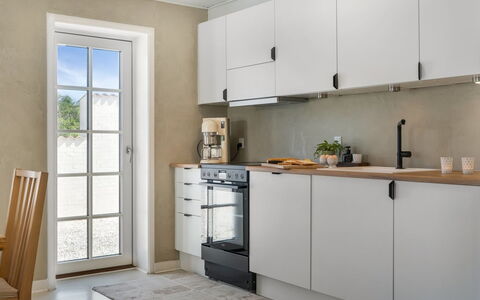 Edin - 100M from the Sea: Pavimentazione, Cucina, Controsoffitto, Elettrodomestico Da Cucina, Interior Design, Pavimento, Cabinetry, Mobilia, Apparecchio Major, Elettrodomestico