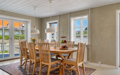 Edin - 100M from the Sea: Mobilia, Pavimentazione, Interior Design, Pavimento, Legna, Tavolo, Pavimento In Legno, Soffitto, Sala Da Pranzo, Cucina & Sala Da Pranzo Tavolo