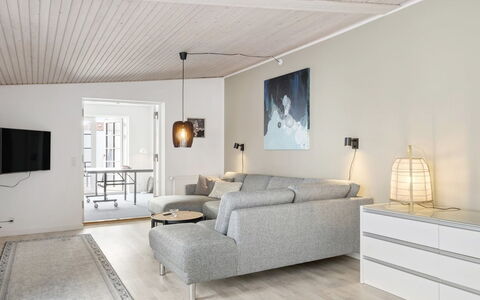 Edin - 100M from the Sea: Pavimentazione, Mobilia, Interior Design, Pavimento, Divano, Parete, Legna, Soggiorno, Soffitto, Casa