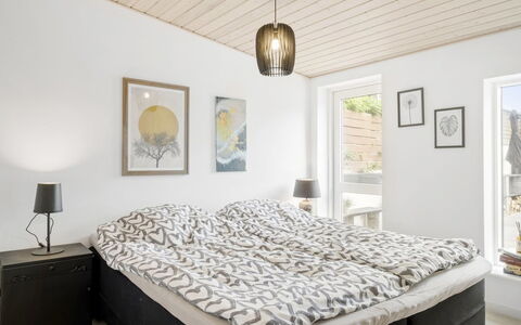 Edin - 100M from the Sea: Mobilia, Interior Design, Letto, Camera Da Letto, Legna, Soffitto, Pavimentazione, Pavimento, Bedding, Camera