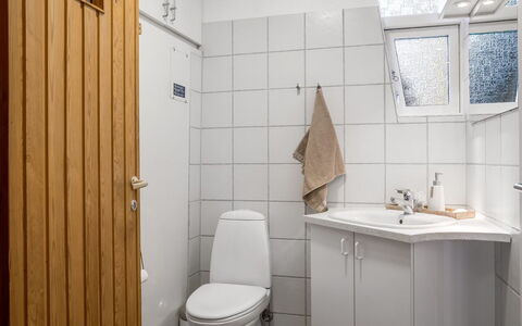 Sighfrith - 2Km from the Sea: Parete, Idraulico Fixture, Pavimentazione, Pavimento, Lavello, Toilet Seat, Gabinetto, Interior Design, Bagno, Idraulico