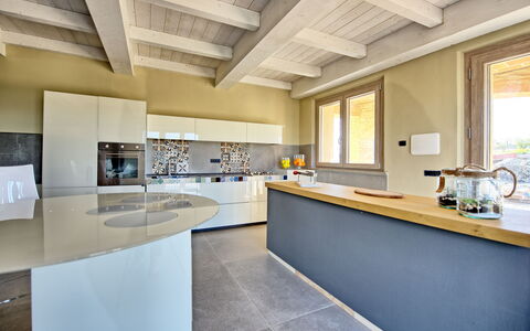 Villa Campana: Cabinetry, Finestra, Controsoffitto, Costruzione, Cucina, Architettura, Pavimentazione, Pavimento, Legna