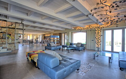 Villa Campana: Proprietà, Costruzione, Divano, Interior Design, Illuminazione, Architettura, Finestra, Pavimento, Divano Letto, Pavimentazione