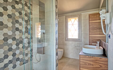 Villa Campana: Idraulico Fixture, Rubinetto, Mobiletto Del Bagno, Lavello, Finestra, Bagno, Tessile, Legna, Interior Design, Pavimento