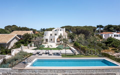 Villa Demar: Cielo, Pianta, Acqua, Costruzione, Azzurro, Finestra, Albero, Piscina, Casa, Zona Residenziale