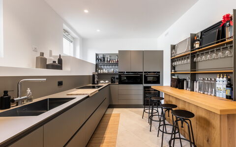 Villa Demar: Cabinetry, Mobilia, Controsoffitto, Lavandino Della Cucina, Lavello, Rubinetto, Cucina, Casa, Legna, Mensola