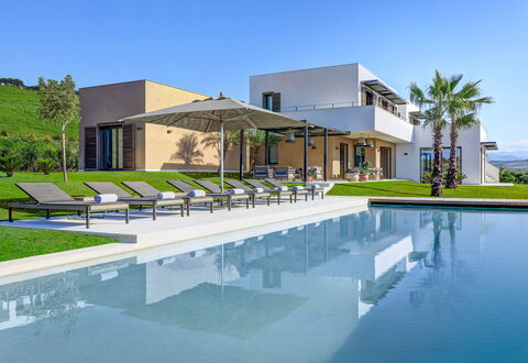 Villa Corallo - Sea Front | By Rocco Forte Villas: Acqua, Cielo, Costruzione, Azzurro, Pianta, Shade, Piscina, Albero, Urban Design, Zona Residenziale