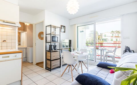 Les Sternes: Cabinetry, Mobilia, Proprietà, Cornice, Finestra, Mensola, Cassetto, Illuminazione, Cassettiera, Interior Design