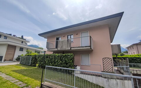 Molini: Nube, Cielo, Pianta, Costruzione, Finestra, Lotto, Recinzione, Casa, Urban Design, Erba