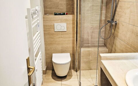 Le Plein Soleil: Pavimentazione, Pavimento, Bagno, Interior Design, Parete, Idraulico Fixture, Legna, Gabinetto, Idraulico, Specchio