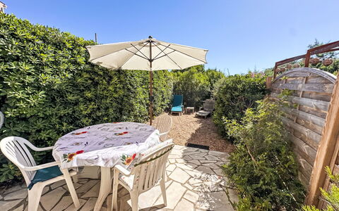 Le Plein Soleil: Arbusto, Giardino, Mobili Da Esterno, Landscaping, Shade, Sedia, Tavolo Esterno, Cortile, Backyard, Pianta Della Casa