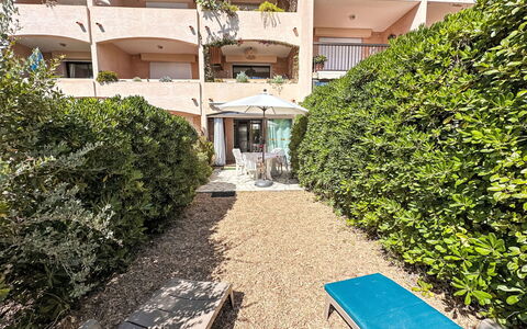 Le Plein Soleil: Arbusto, Cortile, Shade, Landscaping, Hedge, Balcone, Hacienda