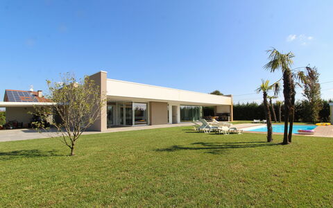 Stima Home, Padova, Pool, Ac: Zona Residenziale, Casa, Shade, Estate, Landscaping, Calcestruzzo, Piscina, Prato, Giardino, Cortile