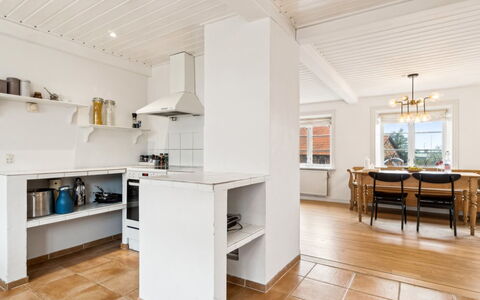 Sjard - 300M from the Sea: Pavimentazione, Pavimento, Interior Design, Soffitto, Legna, Mobilia, Controsoffitto, Pavimento In Legno, Cucina, Cabinetry