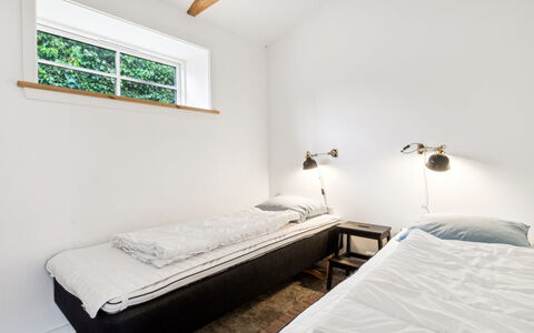 Sjard - 300M from the Sea: Parete, Letto, Camera Da Letto, Legna, Lenzuolo, Bedding, Pavimento, Pavimentazione, Interior Design, Soffitto