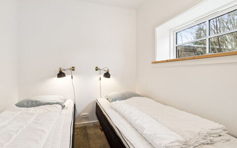 Sjard - 300M from the Sea: Parete, Soffitto, Pavimentazione, Pavimento, Camera Da Letto, Interior Design, Letto, Camera, Bedding, Lenzuolo