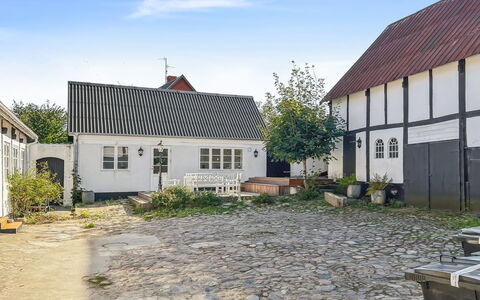 Sjard - 300M from the Sea: Casa, Tetto, Casa, Zona Residenziale, Villetta, Porta, Driveway, Cortile, Giardino, Flagstone