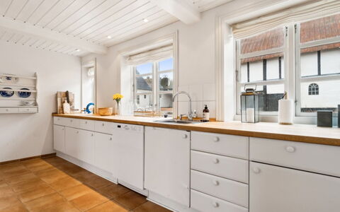 Sjard - 300M from the Sea: Pavimentazione, Cucina, Controsoffitto, Legna, Interior Design, Cabinetry, Pavimento, Elettrodomestico Da Cucina, Idraulico Fixture, Rubinetto