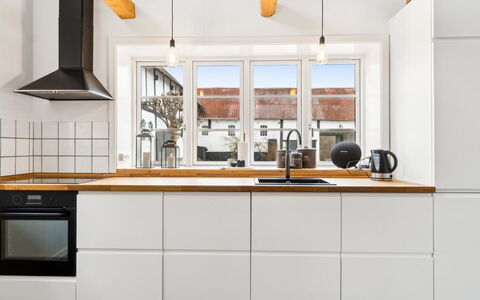 Sjard - 300M from the Sea: Cucina, Elettrodomestico Da Cucina, Controsoffitto, Pavimentazione, Cabinetry, Interior Design, Apparecchio Major, Legna, Cucina Stufa, Pavimento
