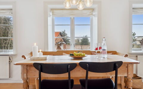 Sjard - 300M from the Sea: Mobilia, Interior Design, Pavimentazione, Lampadario, Legna, Tavolo, Lampada, Sala Da Pranzo, Soffitto, Cucina & Sala Da Pranzo Tavolo