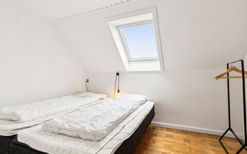 Sjard - 300M from the Sea: Pavimentazione, Legna, Pavimento, Camera Da Letto, Interior Design, Soffitto, Letto, Pavimento In Legno, Bedding, Casa