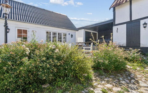 Sjard - 300M from the Sea: Casa, Tetto, Casa, Zona Residenziale, Villetta, Raccordo, Estate, Giardino, Sobborgo, Landscaping