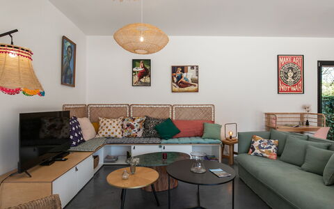 La Villa Agapanthes: Mobilia, Interior Design, Pavimentazione, Divano, Pavimento, Legna, Tavolo, Soggiorno, Camera, Illuminazione