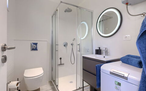 Acqua e Sale: Specchio, Idraulico Fixture, Lavello, Viola, Rubinetto, Bagno, Interior Design, Cabinetry