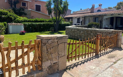 Damà: Giardino, Muro ​​Di Pietra, Recinzione, Landscaping, Shade, Driveway, Home Scherma, Cortile, Backyard, Cancello