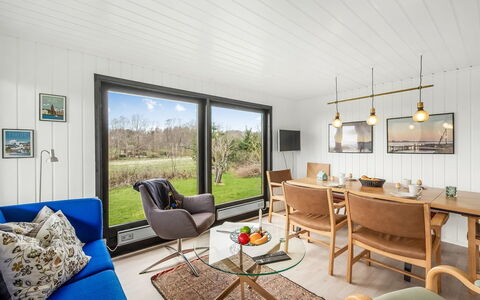Jule - 1.3Km to the Fjord: Soffitto, Interior Design, Mobilia, Sedia, Cornice, Soggiorno, Latifoglie, Cucina & Sala Da Pranzo Tavolo, Lampada, Color Legno