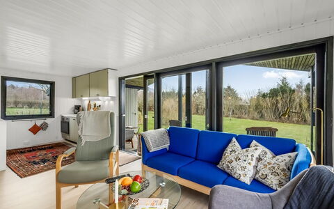 Jule - 1.3Km to the Fjord: Interior Design, Soffitto, Pavimentazione, Pavimento, Mobilia, Divano, Camera, Soggiorno, Cornice