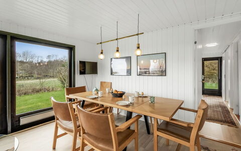 Jule - 1.3Km to the Fjord: Legna, Pavimentazione, Interior Design, Sala Da Pranzo, Soffitto, Cucina & Sala Da Pranzo Tavolo, Pavimento, Pavimento In Legno, Mobilia, Latifoglie