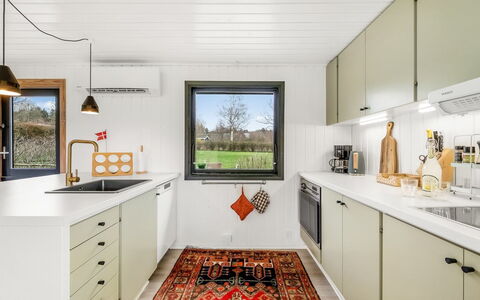 Jule - 1.3Km to the Fjord: Cucina, Elettrodomestico Da Cucina, Controsoffitto, Apparecchio Major, Soffitto, Elettrodomestico, Cucina Stufa, Cabinetry, Lampada, Stufa
