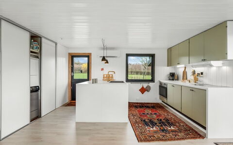 Jule - 1.3Km to the Fjord: Pavimentazione, Legna, Interior Design, Cucina, Soffitto, Controsoffitto, Pavimento, Mobilia, Elettrodomestico Da Cucina, Cabinetry