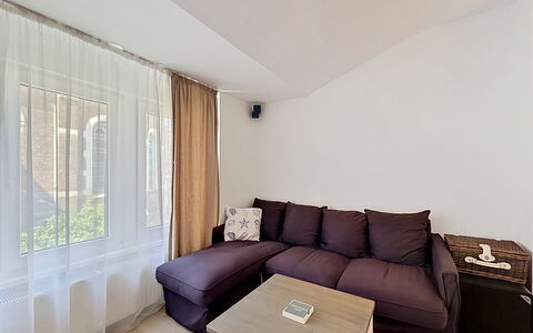 Centrally Located Key Point: Mobilia, Divano, Interior Design, Pavimentazione, Pavimento, Legna, Appartamento, Soggiorno, Camera, Casa
