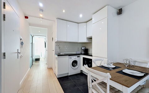 Centrally Located Key Point: Pavimentazione, Interior Design, Pavimento, Apparecchio Major, Soffitto, Mobilia, Cucina, Elettrodomestico Da Cucina, Camera, Elettrodomestico