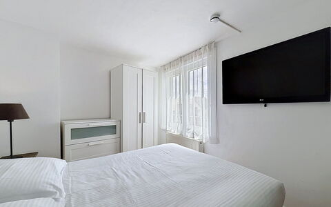 Centrally Located Key Point: Interior Design, Mobilia, Letto, Camera Da Letto, Pavimento, Camera, Lenzuolo, Pavimentazione, Bedding, Biancheria