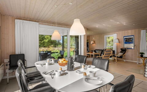Dix - 900M from the Sea: Tetto, Casa, Casa, Villetta, Porta, Raccordo, Deck, Portico, Plank, Latifoglie