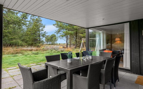 Dix - 900M from the Sea: Tetto, Casa, Casa, Villetta, Porta, Raccordo, Deck, Portico, Plank, Latifoglie