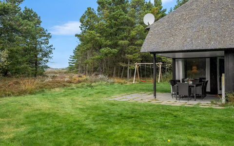 Dix - 900M from the Sea: Tetto, Casa, Casa, Villetta, Porta, Raccordo, Deck, Portico, Plank, Latifoglie