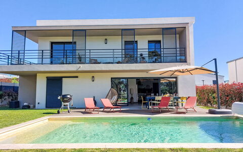 Villa la Roquette sur Siagne: Zona Residenziale, Casa, Casa, Estate, Balcone, Villa, Shade, Piscina, Ricorrere, Landscaping