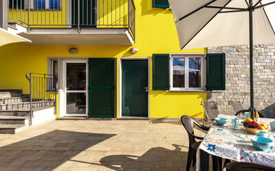 Raggio di Sole Apartment a and B 779.4: Cielo, Nube, Acqua, Pianta, Piscina, Costruzione, Blu, Azzurro, Albero, Casa
