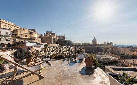 Terrazza Di Erika: Cielo, Costruzione, Urban Design, Pianta, Vaso Di Fiori, Zona Residenziale, Casa, Paesaggio, Nube, Pianta Della Casa
